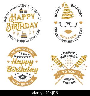 Satz von Happy Birthday Vorlagen für Overlay, Abzeichen, Aufkleber, Karte mit Bündel Luftballons, Geschenke, Feuerwerk, Raketen und Geburtstagstorte mit Kerzen. Vektor. Vintage Design für Geburtstagsfeier Stock Vektor