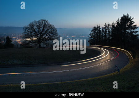 Leichte Spuren von einem Auto in einer Kurve Stockfoto