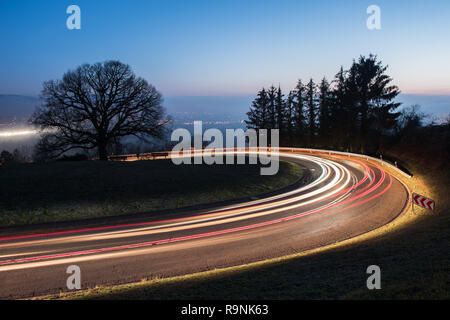 Leichte Spuren von einem Auto in einer Kurve Stockfoto