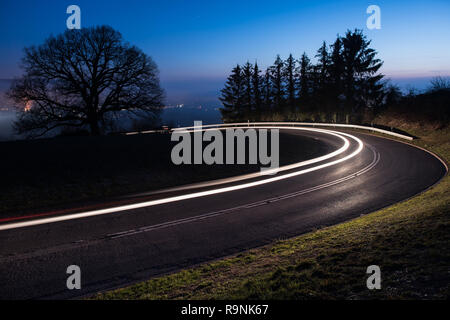 Leichte Spuren von einem Auto in einer Kurve Stockfoto