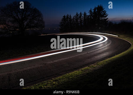 Leichte Spuren von einem Auto in einer Kurve Stockfoto