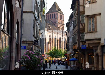Menschen wandern und Shopping in einer Straße voller Blumen in Straßburg Altstadt Stockfoto