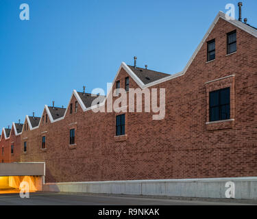 Suburban Wohnhaus und Garage Stockfoto