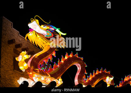 Dragon Lights Albuquerque, Feier zum chinesischen Neujahrsfest. Seide Dragon Laterne. Traditionelle chinesische Kunst handgefertigt von Handwerkern aus Zigong, China Stockfoto