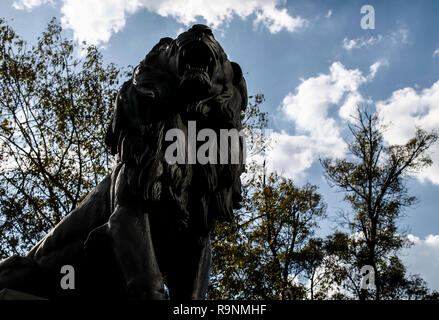 Statue oder Skulptur mit Namen Lion's. im Wald von Chapultepec. städtischen Park in Mexiko Stadt. (Foto Luis Gutierrez/NortePhoto.com) escult estatua o Stockfoto