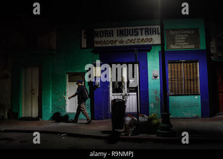 Sonora industrielle Unternehmen auf die Reparatur von Schuhen gewidmet. Eine Nacht im historischen Zentrum von Hermosillo, Sonora, Mexiko. (Foto: Luis Gutierrez Stockfoto
