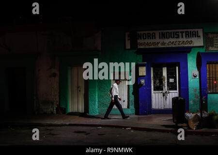 Sonora industrielle Unternehmen auf die Reparatur von Schuhen gewidmet. Eine Nacht im historischen Zentrum von Hermosillo, Sonora, Mexiko. (Foto: Luis Gutierrez Stockfoto