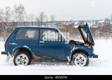 Moskau, Russland - Dezember 25, 2018: Broken blauen russischen Geländewagen Lada Niva 4x4 (VAZ 2121 / 21214) mit offener Motorhaube geparkt Stockfoto