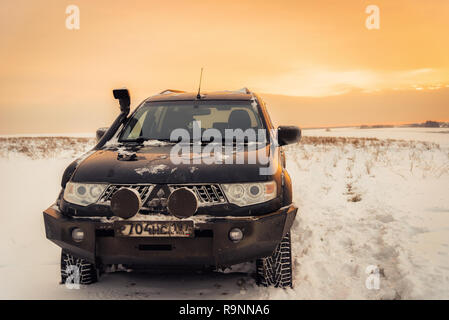 Moskau, Russland - Dezember 25, 2018: Schwarz Geländewagen Mitsubishi Pajero Sport 4x4 (Montero) auf dem Schnee Feld geparkt. Stockfoto