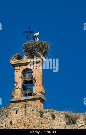 Plaza de España, Bauernhaus mit barocken Fassade, Uhr, Türmchen, Binsen und cigueña Nest in der Stadt Madrid, Segovia, Spanien Stockfoto