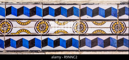 Lissabon - Portugal Azulejos, dekorative Fliesen an der Wand eines Gebäudes Stockfoto