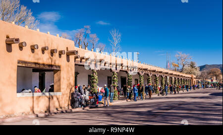 Santa Fe, New Mexico, USA, Palast der Gouverneure und gebürtigen amerikanischen Anbieter. Stockfoto