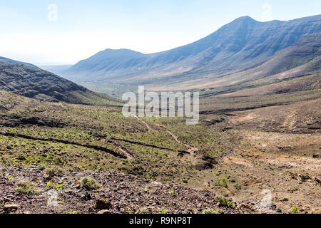 Wandern auf der Halbinsel Jandia, Fuerteventura, Kanarische Inseln, Spanien. Berge in diesem Bereich (Jandia Massiv) geteilt durch tiefe Schluchten (Barrancos). Fuerteve Stockfoto