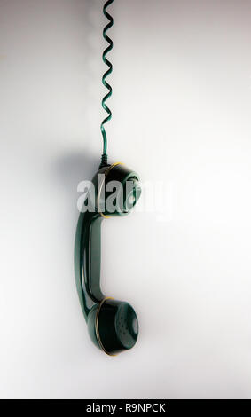 Das klassische Telefon Headset hängt an der Wand nach unten. Stockfoto