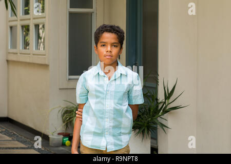 Portarit eines jungen gemischten Rennen kleiner Junge. Stockfoto