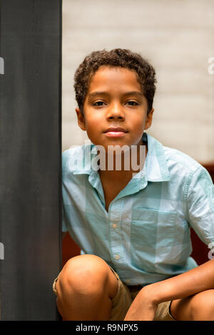 Portarit eines jungen gemischten Rennen kleiner Junge. Stockfoto