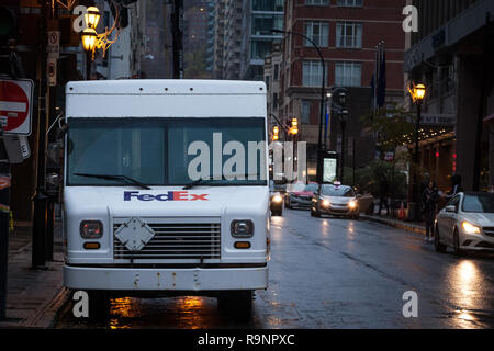 MONTREAL, KANADA - 5 November, 2018: Fedex Logo auf einer der Lkw in einer Straße von Montreal, Quebec. Fedex ist ein US-amerikanischer Kurier speciali Stockfoto
