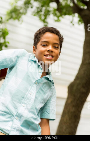 Portarit eines jungen gemischten Rennen kleiner Junge. Stockfoto