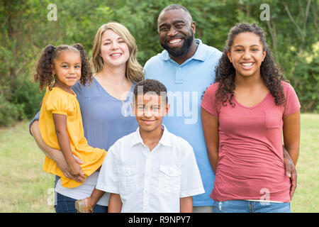 Portarit eines glücklichen gemischten Rennen Familie lächelnd Stockfoto