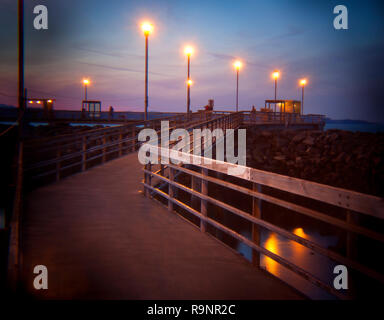 LB 00126-00 ... WASHINGTON - Die Edmonds Fishing Pier bei Sonnenuntergang. Holga Bild. Stockfoto