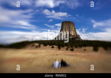 LB 00148-00 ... WYOMING - zwei Personen in das Gras am Devils Tower National Monument. Stockfoto