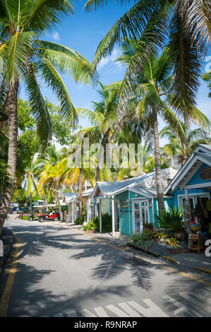 KEY WEST, Florida, USA - SEPTEMBER, 2018: eine Straße mit bunten Häuschen zu Geschäften umgewandelt gesäumt steht leer in der historischen Altstadt. Stockfoto