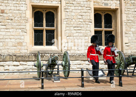 London, England - 22. Juli 2016: Die Wachen im Tower von London ist eine der berühmtesten Burgen der Welt und hat, wie der Königliche Palast gesehen Stockfoto