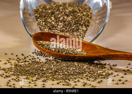 Mit Chia Samen auf Glas und Löffel Oberfläche Stockfoto