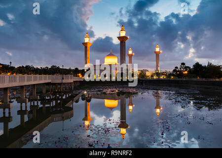 Bukit Jelutong Moschee in den Morgen mit Reflexion in der See Stockfoto