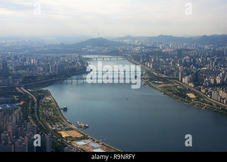 Die malerische Landschaft in der Innenstadt von Seoul. Gebäude, Fluss Han, Brücken Stockfoto