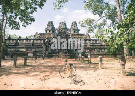 Touristische paar Radfahren rund um Tempel Angkor, Kambodscha. Ta Keo Gebäude Ruinen im Dschungel. Umweltfreundliche Tourismus reisen. Stockfoto