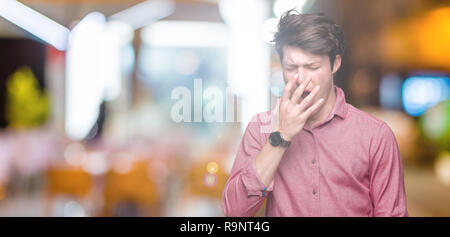 Junge schöne business Mann über isolierte Hintergrund Gähnen müde über den Mund mit der Hand gebohrt. Rastlos und Schläfrigkeit. Stockfoto