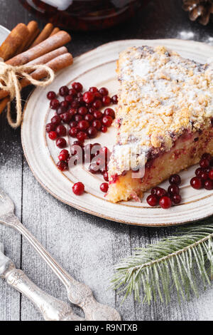 Weihnachten Obst Kuchen, Pudding auf weiße Platte. Weihnachtsdekoration Stockfoto