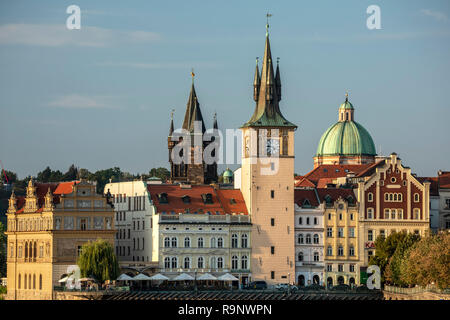 Gebäude an der Ostseite der Karlsbrücke (Dom des Hl. Franz von Assisi Kirche), Altstadt, Prag, Tschechische Republik Stockfoto