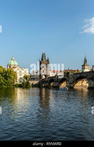 Vltava (Moldau), Karlsbrücke und Bridge Tower, Altstadt, Prag, Tschechische Republik Stockfoto