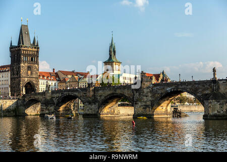 Vltava (Moldau), Karlsbrücke und Bridge Tower, Altstadt, Prag, Tschechische Republik Stockfoto