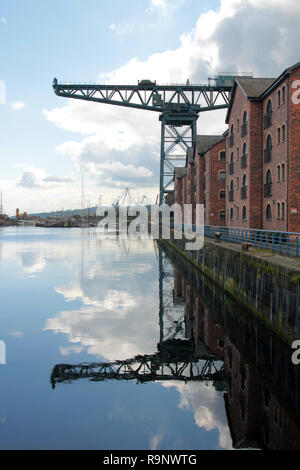 Eine riesige Ausleger Kran steht über die James Watt Dock in den Firth of Clyde Stadt Greenock, Schottland. Alan Wylie/ALAMY © Stockfoto