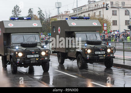 Europäische Straße, Prague-October 28, 2018: Soldaten der tschechischen Armee reiten Krankenwagen Land Rover Defender 130 auf Militärparade am 28. Oktober 2018 i Stockfoto