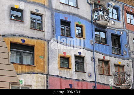 Wien, Österreich - 12. JULI 2015: Hundertwasserhaus Haus Fassade ist das Wahrzeichen der Stadt in Österreich, die nach der Idee des Künstlers Friedensreich Hundertwasser. Stockfoto