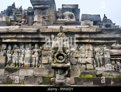 Geschnitzte Regenwasser Ausguss und Reliefs auf einer Balustrade im 9. Jahrhundert Borobudur Mahayana-buddhistischen Tempel, Central Java, Indonesien Stockfoto