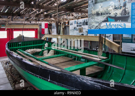 Die wiederhergestellten Mousa flitboat/huschen Boot im Sandsayre interpretativen Zentrum bei Sandwick, Shetlandinseln, Schottland, Großbritannien Stockfoto