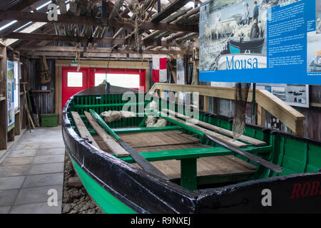 Die wiederhergestellten Mousa flitboat/huschen Boot im Sandsayre interpretativen Zentrum bei Sandwick, Shetlandinseln, Schottland, Großbritannien Stockfoto