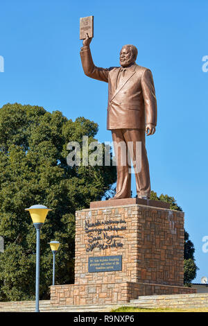 Unabhängigkeit Museum mit Dr. Sam Nujoma (Samuel Shafiishuna Daniel Nujoma) Statue in Windhoek, Namibia, Afrika Stockfoto