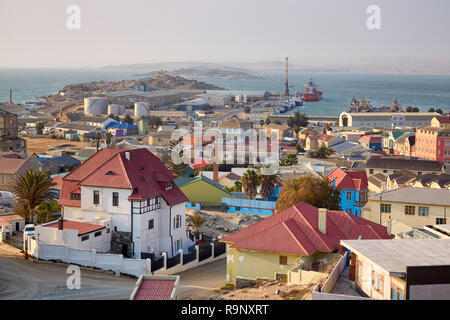 Luftaufnahme von Lüderitz, bunten Häusern und dem Hafen in Namibia, Afrika Stockfoto