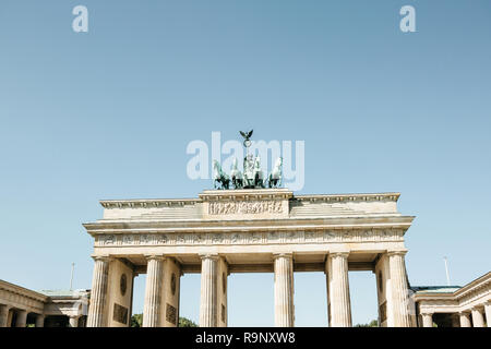 Detailansicht der Brandenburger Tor gegen den blauen Himmel. Dies ist eine der Sehenswürdigkeiten von Berlin in Deutschland. Stockfoto