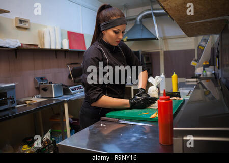 Frau Koch bereitet frisches Sushi in der Küche des Restaurant Stockfoto