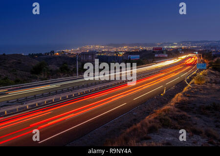 Auto Lichter- und Fahrzeugverkehr in der Dämmerung, mediterranen Autobahn. Fuengirola, Malaga Provinz Costal del Sol. Andalusien, Südspanien. Europa Stockfoto