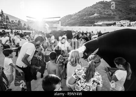 Ausführen von aufblasbaren Stierkämpfe für Kinder, Mijas Pueblo Messe. Provinz Malaga, Costal del Sol. Andalusien, Südspanien. Europa Stockfoto