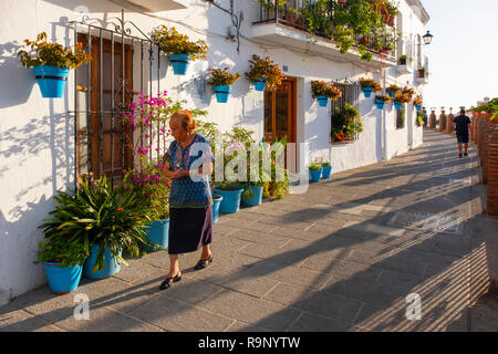 Das Leben auf der Straße. Typische weiße Dorf Mijas Pueblo. Provinz Malaga Costal del Sol. Andalusien, Südspanien. Europa Stockfoto