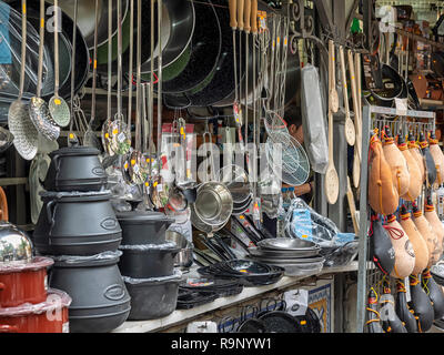 VALENCIA, SPANIEN - 24. MAI 2018: Töpfe und Pfannen zum Verkauf im traditionellen Eisenwarenladen Stockfoto